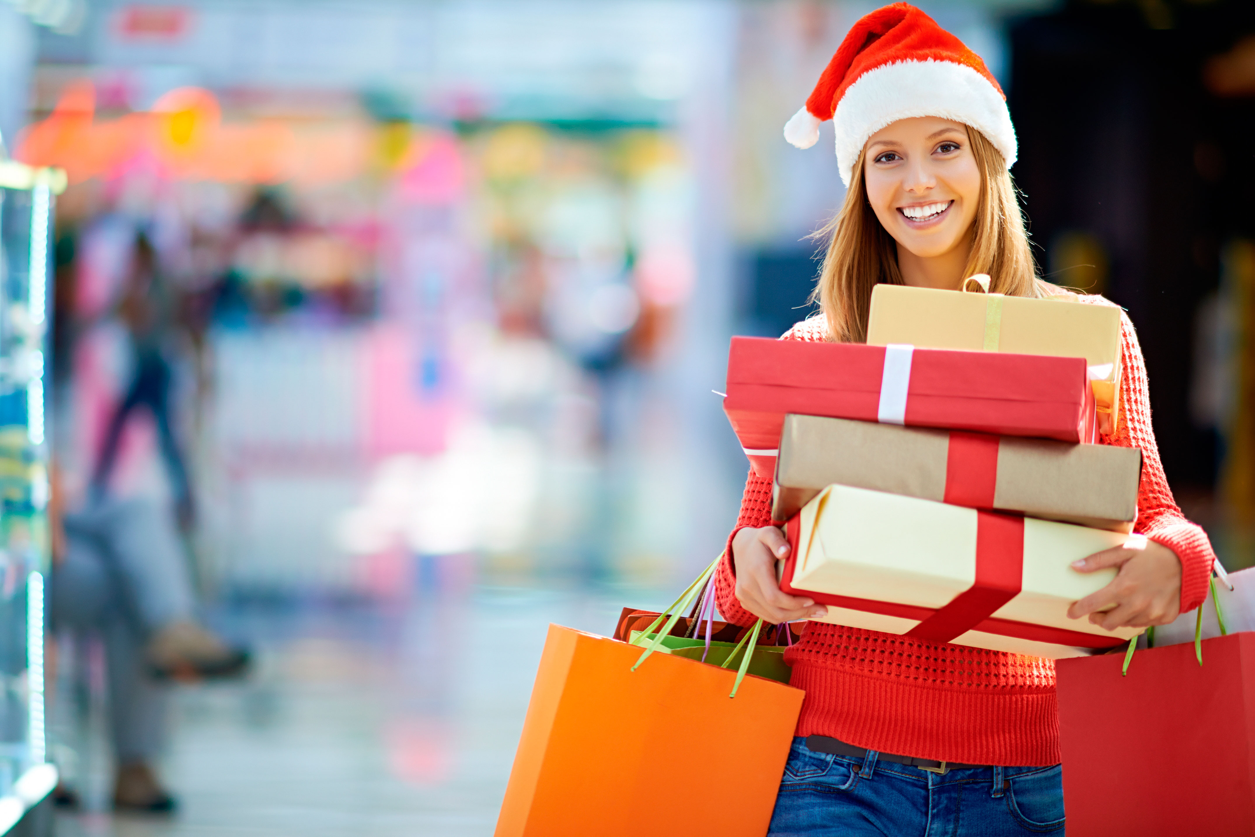 Go shopping presents you. Новогодний шоппинг. Предновогодний шоппинг. Шоппинг новый год. Человек с подарком.