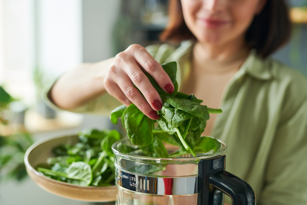 Smoothie Maker Adds Spinach to a Blender