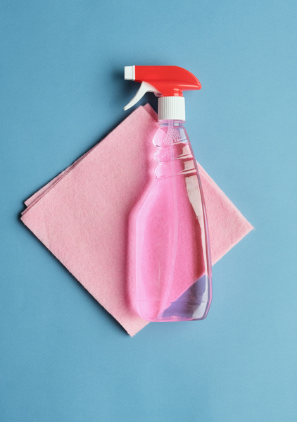 A window cleaning set consisting of a spray cleaner and a pink viscose napkin on a blue background
