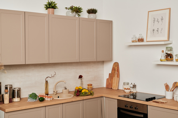 An eco friendly accessories and an induction hob on a beige set in the kitchen corner